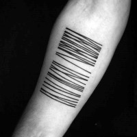 Tatuaje en el antebrazo, líneas simples finas, tinta negra