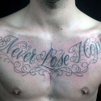 Tatuaje en el pecho, inscripción inspiradora preciosa, tinta negra