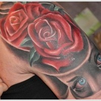 semplice grane colorato faccia mistica con rose tatuaggio su spalla
