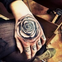 semplice grande dettagliato inchiostro nero rosa tatuaggio su mano