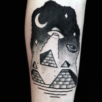Tatuaje en el brazo, piramidas y nave extraterrestre, dibujo simple negro blanco