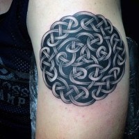 Einfache schwarzweiße im keltischen Stil Knoten Tattoo an der Schulter