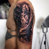 Tatuaje de ángel pequeña  bonita en el brazo