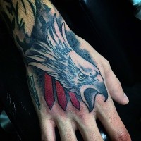 Tatuaje en la mano,  rostro de águila que grita de colores negro blanco