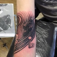 Tatuaje en el brazo, reproductor de vinilo impresionante detallado