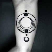 semplice nero e bianco cerchio geometrico tatuaggio su braccio