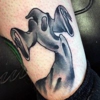 Einfaches schwarzweißes Geist Tattoo am Knöchel