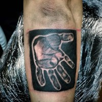 Einfaches schwarzweißes Handdruck Tattoo am Arm