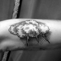 semplice nero e bianco nuvola di fulmine tatuaggio su braccio