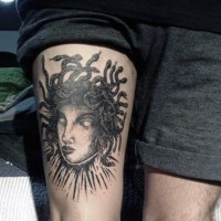 Simple tatuaje cabeza de Medusa en el muslo