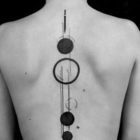 semplice nero e bianco parata di pianete tatuaggio su colonna vertebrale