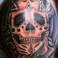 Einfaches schwarzweißes Schulter Tattoo mit menschlichem Schädel und Blumen