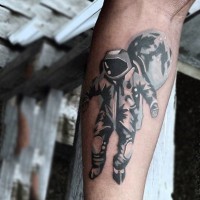 semplice nero e bianco astronauta con pianeta tatuaggio su braccio