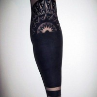 Einfaches schwarzweißes Tribal Stil Unterarm Tattoo mit großen schwarzen Linien