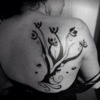 Tatuaje en la espalda, árbol extraordinario de colores negro blanco
