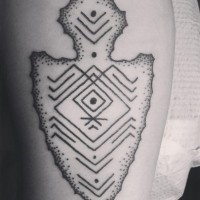 Einfache schwarze alte Pfeilspitze Tattoo am Arm stilisiert mit Tribal Verzierungen