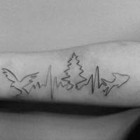 Tatuaje en el antebrazo, latido cardíaco con siluetas de pino y ave