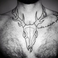 semplice inchiostro nero cranio di animale cervo con lettere tatuaggio su petto