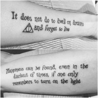Tatuaje en el antebrazo,
cita filosófica de Harry Potter y símbolo de las reliquias de la muerte