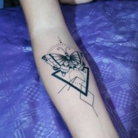 Einfaches schwarzes Schmetterling Tattoo am Unterarm mit verschiedenen geometrischen Figuren