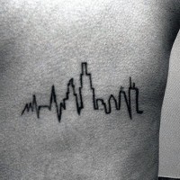 Einfaches schwarzes Herzrhythmus Stadt Tattoo am Rücken