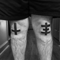 Einfaches schwarzes Kreuzen Tattoo an Knien