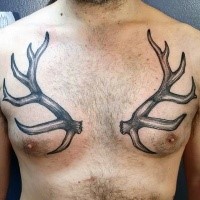 Einfaches schwarzes detailliertes Brust Tattoo mit Hirschgeweih