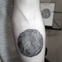 semplice inchiostro nero impronta dito tatuaggio su braccio