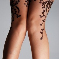 semplice inchiostro nero floreale tatuaggio su gamba