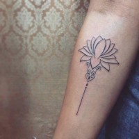 Tatuaje  de flor interesante sencilla en el antebrazo, tinta negra