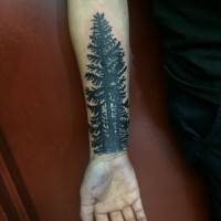 Einfaches schwarzes Unterarm Tattoo mit dunklem Wald