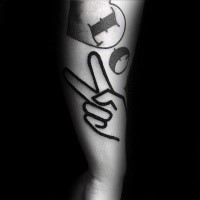 Einfaches schwarzes Unterarm Tattoo mit menschlicher Hand