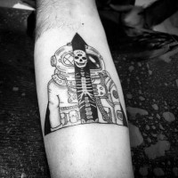 semplice inchiostro nero uomo meta astronauta meta tuffatore tatuaggio su braccio