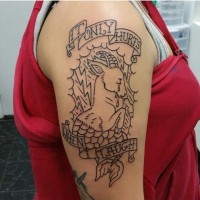 Tatuaje en el brazo, capricornio triste que llora y inscripción