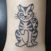 Einfaches schwarzes hausgemachtes Tattoo mit  verletzter Katze Tattoo am Bein