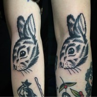 Tatuaje en el brazo,
cabeza de conejo simple, tinta negra