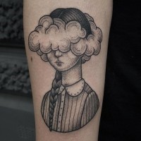 Tatuaje de  chica con trenza y nubes en el antebrazo