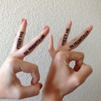 Tatuajes en los dedos, inscripciones para pareja
