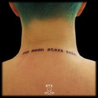 Tatuaje en el cuello, inscripción simple de letra de imprenta