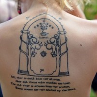 Tatuaje en la espalda, puertas increíbles no pintadas y inscripción larga
