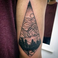 Tatuaje en el brazo, montañas y bosque, dibujo sencillo