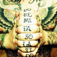 Tatuaje en los dedos, nombres de las notas