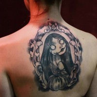 Tatuaje en la espalda,
retrato negro blanco de chica de Pesadilla antes de Navidad