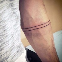 Tatuaje en el antebrazo, dos líneas  paralelas finas, tinta negra