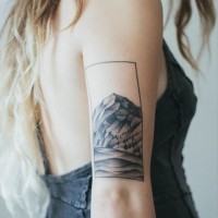 semplice foto inchiostro nero piccola montagna tatuaggio su braccio
