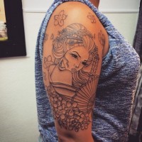 Einfaches schwarzes Schulter Tattoo mit der asiatischen Frau mit Fachel und Blumen