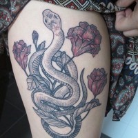 Simple black ink snake tattoo on thigh combined with red flowers