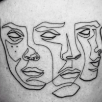 Einfaches schwarzes Oberschenkel Tattoo mit verschiedenen Masken