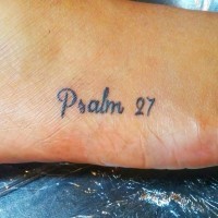Tatuaje en el pie, escrito pequeño, tinta negra