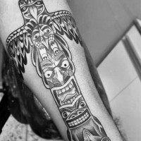Tatuaje en el antebrazo, tótem tribal interesante negro blanco